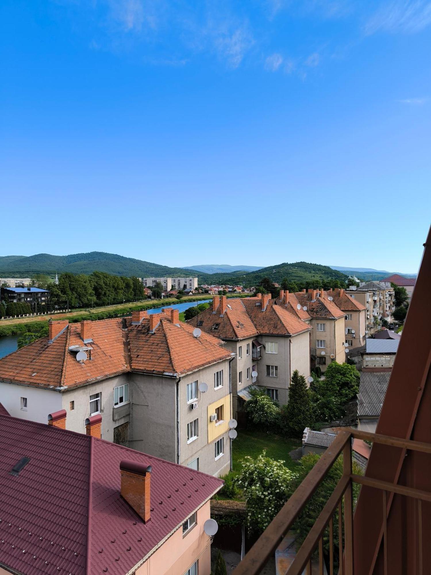 Apartments Domovik Parkaniya, 2A Mukacheve Ngoại thất bức ảnh